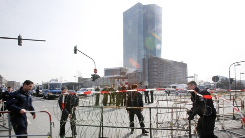 Der neue EZB-Sitz in Frankfurt wird vor den erwarteten Protesten abgeriegelt. (Bild: AP)