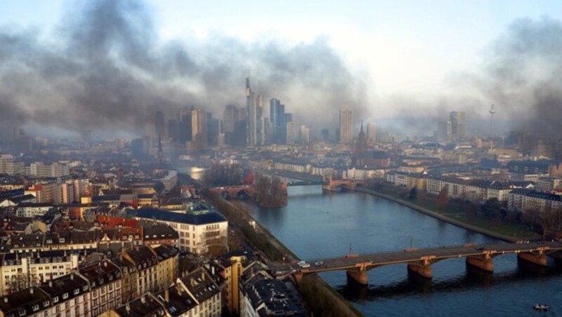 Rauchschwaden über der EU-Finanzhauptstadt Frankfurt infolge des Blockupy-Protests (Bild: APA/EPA/www.mainhattan-webcam.de/HANDOUT)