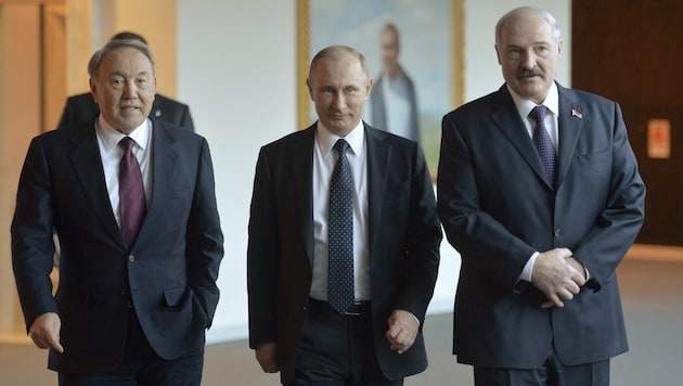 Der kasachische Staatschef Nasarbajew, Kremlchef Putin und Weißrusslands Präsident Lukaschenko (Bild: AP)