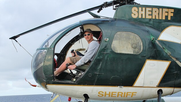 Kurt Engl aus Ebensee im Helikopter im Pazifik. (Bild: Marion Hörmandinger)