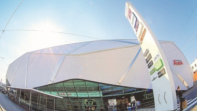 Die Sonne hielt am Donnerstag niemand vom Shoppen ab: Tausende Neugierige drängten in die Arena. (Bild: Franz neumayr)