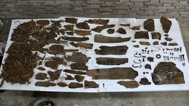 Überreste eines Sarges sowie Knochen, die von Cervantes stammen sollen. (Bild: EPA/EFE/Madrid Region)
