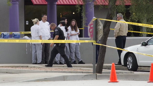 Augenzeugen nahe einem der Tatorte in Mesa (Bild: AP/The Arizona Republic, Nick Oza)