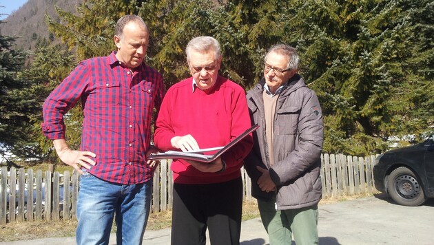 Gründler, Himberger und Mitstreiter Karl Stemberger (v. li.) studieren die vielen Unterlagen. (Bild: Andreas Moser)