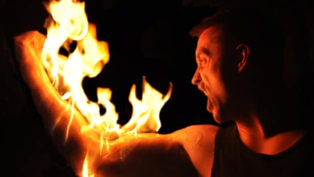 Der steirische Stuntman Joe Tödtling ist das Spiel mit dem Feuer gewöhnt. (Bild: Joe Tödtling)