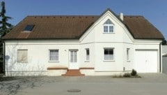 Das Haus des Ehepaares im Bezirk Mistelbach, in dem die Leiche der Frau gefunden wurde (Bild: APA/HERBERT PFARRHOFER)