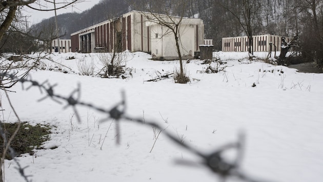 In diesen ehemaligen Lagerhallen in Kravica wurden 1995 mehr als 1.000 Muslime hingerichtet. (Bild: AP)