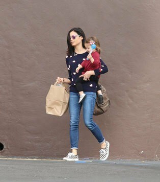 Jenna Dewan Tatum mit Töchterchen Everly beim Shoppen - Hauptsache, ein Spielzeug fällt dabei ab. (Bild: Ducky)