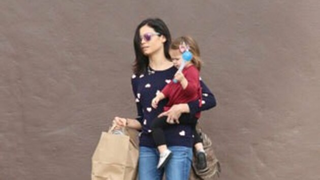 Jenna Dewan Tatum mit Töchterchen Everly beim Shoppen - Hauptsache, ein Spielzeug fällt dabei ab. (Bild: Ducky)