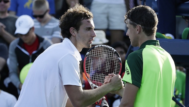 Dominic Thiem (rechts) und Ernests Gulbis (Bild: APA/EPA/JASON SZENES)