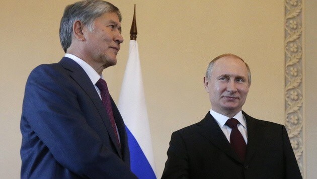Putin traf sich in St. Petersburg mit seinem kirgisischen Amtskollegen Almasbek Atambajew. (Bild: APA/EPA/ANATOLY MALTSEV)