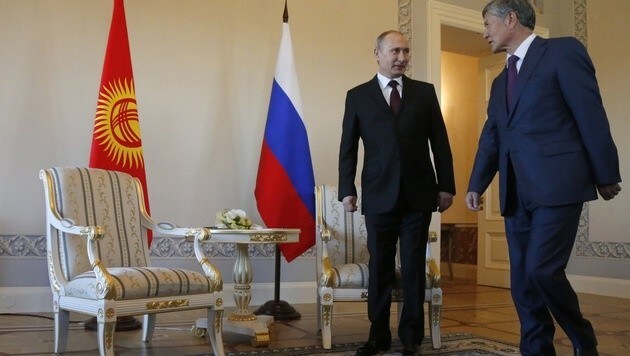 "Ohne Gerüchte wäre es langweilig", scherzte Putin über die Spekulationen um seine Gesundheit. (Bild: AP)