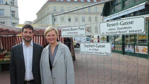 Rumelhart und Frauenberger präsentieren die neuen Schilder (Bild: Peter Tomschi)