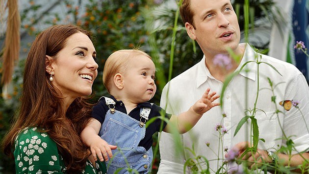 Prinz George und seine Eltern Kate und William im Naturhistorischen Museum in London. (Bild: AP)