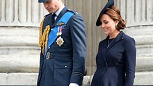 Der blaue Mantel ist elegant und königlich. (Bild: EPA)
