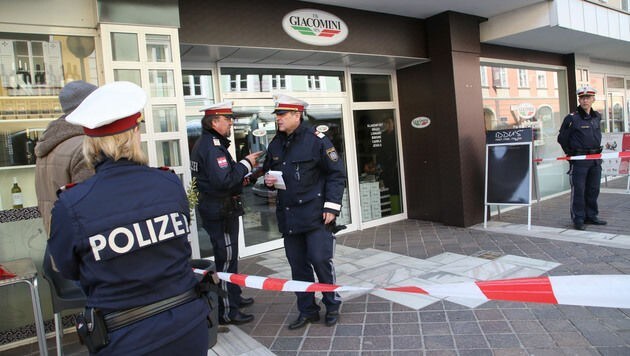 Polizeibeamte sicherten den Tatort in der Paradeisergasse. (Bild: Uta Rojsek-Wiedergut)
