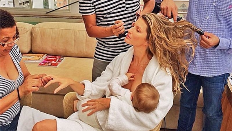 Gisele Bündchen ließ sich beim Stillen fotografieren. (Bild: Instagram)