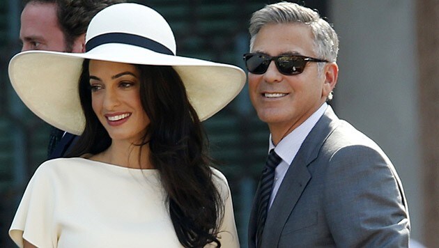George Clooney und seine Amal haben in Großbritannien zum zweiten Mal Hochzeit gefeiert. (Bild: AP)