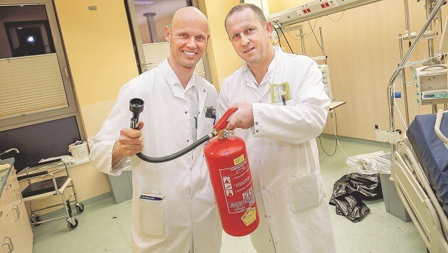 Internist Dr. Johannes Weilhartner und Dr. Wolfgang Hufnagl griffen zum Feuerlöscher. (Bild: Markus Tschepp)