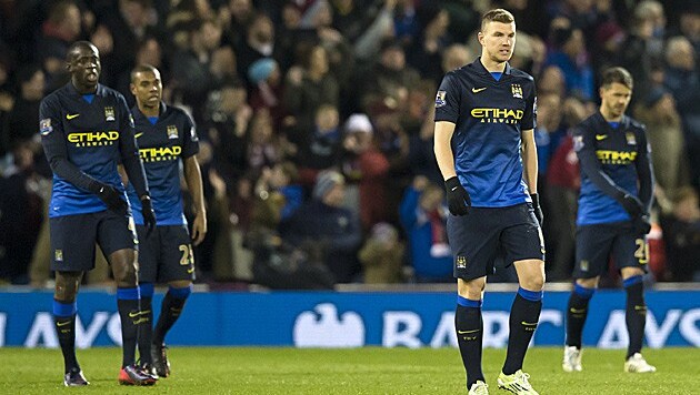 Hängende Köpfe bei Manchester City (Bild: AP)