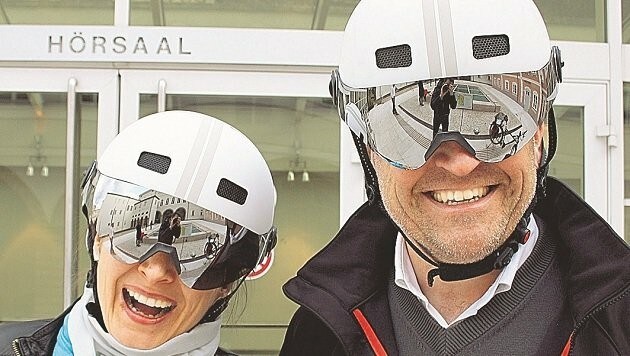 Martina Berthold und Franz Kok haben die neuen Helme schon getestet. (Bild: Land Salzburg)