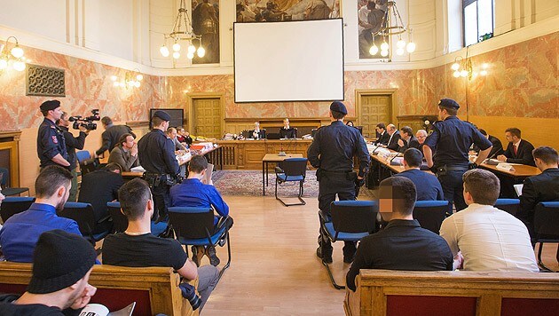 Die Angeklagten vor Prozessbeginn am Landesgericht Salzburg (Bild: APA/NEUMAYR/MMV)