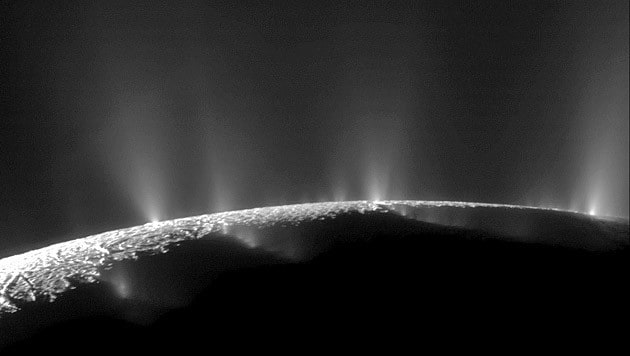 Eisgeysire auf dem Saturnmond Enceladus (Bild: NASA/Cassini Mission)