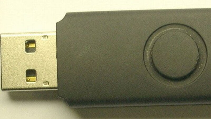 Mit einem Kunststoffgehäuse versehen, sieht der USB-Stick des Todes völlig unauffällig aus. (Bild: kukuruku.co/hub/diy/usb-killer)