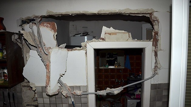 Durch die Verpuffung wurde die Küchenwand beinahe niedergerissen. (Bild: MA 68 Lichtbildstelle)