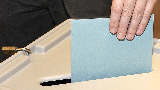 Das geheime Wahlrecht garantiert, dass Wähler ihre Stimme unbeobachtet abgeben können. Aber ist das wirklich immer so? (Bild: APA/ROBERT PARIGGER)