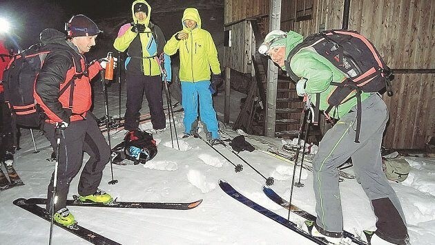 Die verirrten Tourengeher aus Bayern wärmten sich mit heißen Getränken der Bergrettung auf. (Bild: Privat)