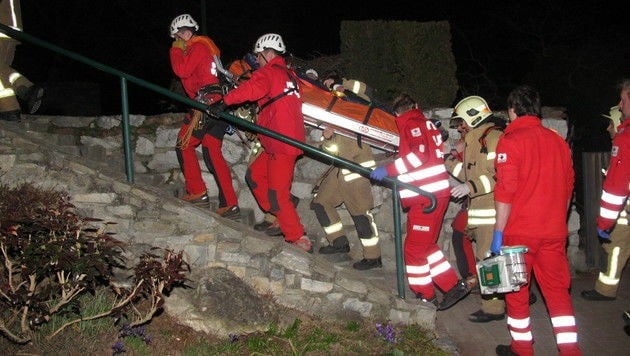 Nur mit Mühe konnte die Verletzte von den Einsatzkräften gerettet werden (Bild: Berufsfeuerwehr Graz)