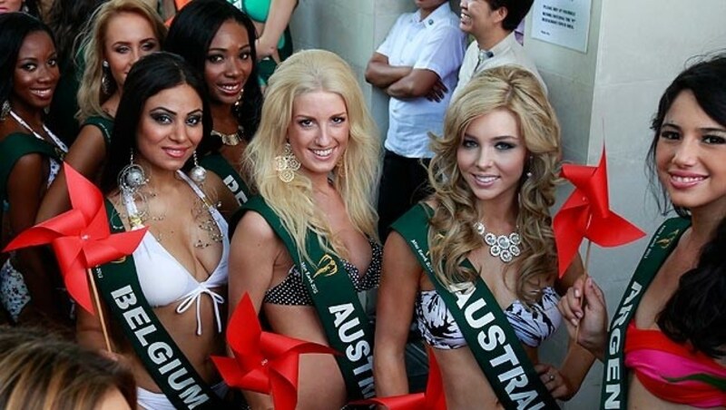 Sandra Seidl (Mitte) bei der weltweiten "Miss Earth"-Wahl 2012 in Manila (Bild: DENNIS M. SABANGAN/EPA/picturedesk.com)