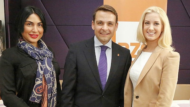 BZÖ-Chef Gerald Grosz mit Sophia Sastsraposhvili und Sandra Seidl (Bild: Martin A. Jöchl)