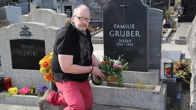 Gerhard Gruber am Grab seiner Mutter, von deren Tod er erst nach zwei Monaten informiert wurde. (Bild: Helmut Horvath)