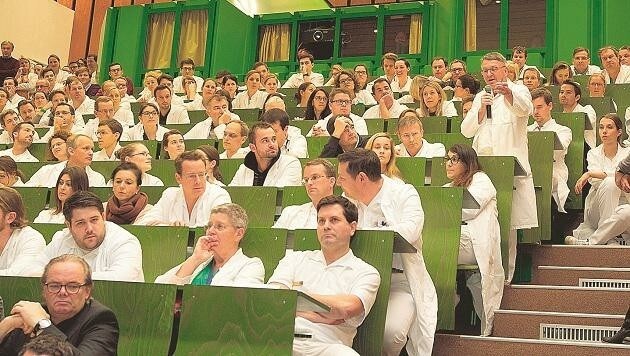 Bis zur Einigung im Gehaltsstreit gab es ein zähes Ringen bei den Ärzten in den SALK. (Bild: Franz Neumayr)