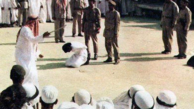 Eine öffentliche Hinrichtung vor einer Moschee in der saudi-arabischen Hauptstadt Riad (Bild: YouTube.com (Symbolbild))