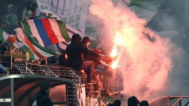 Pyrotechnik in den Stadien bleibt ein Ärgernis – aber auch abseits des Stadion spielt sich’s bei den Derbys gewaltig ab. (Bild: APA/HERBERT P. OCZERET)