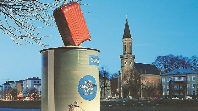 Koffer-Kunstwerk: Ein Trolley ragt am Salzachkai schräg in die Luft. (Bild: Markus Tschepp)