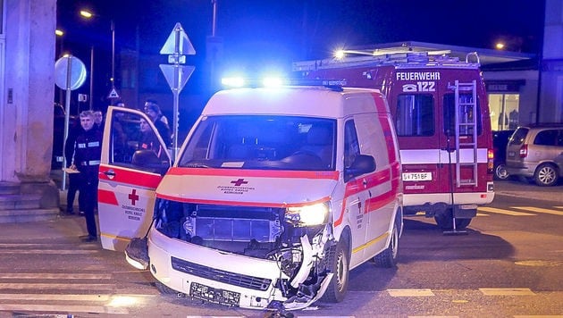 Das Rettungsauto wurde an der Front beschädigt, die Insassen blieben unverletzt. (Bild: MARKUS TSCHEPP)