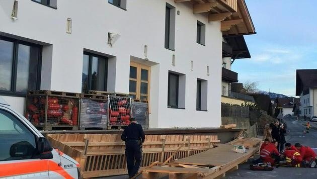 Der Holzbalkon löste sich aus der Fassade im ersten Stock und landete auf der Straße. (Bild: APA/DANIEL LIEBL)