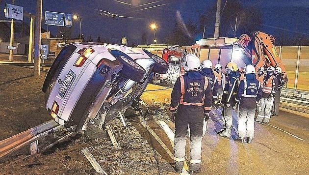 Ein Taxi und ein Rettungswagen kollidierten in der Nacht auf Sonntag in der Elisabeth-Vorstadt. (Bild: Markus Tschepp)