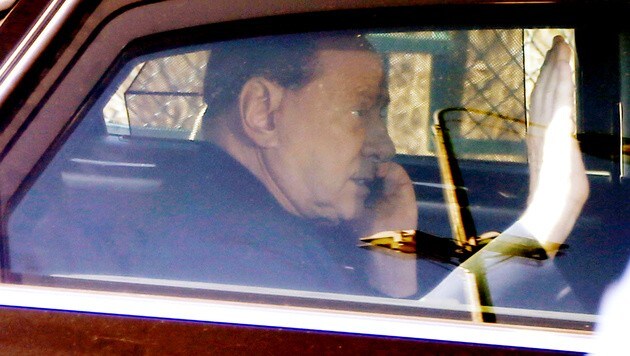 Berlusconi verlässt das Altersheim in der Nähe von Mailand. (Bild: AP)