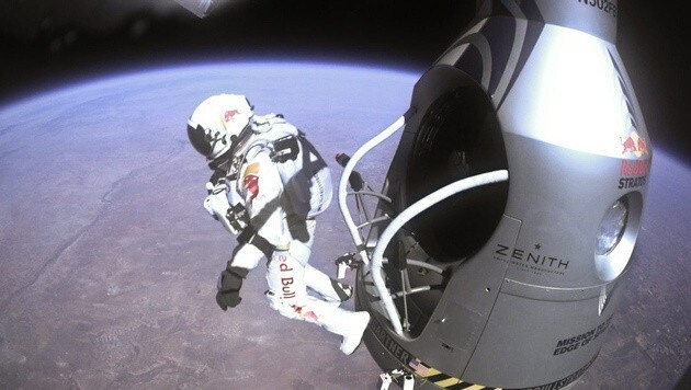 „Ich komme jetzt heim“: Felix Baumgartner Sekunden vor dem Absprung - sein Rekord ist bereits wieder obsolet, ein Google-Manager sprang von noch weiter oben ab. (Bild: Red Bull Stratos/EPA/picturedesk.com)