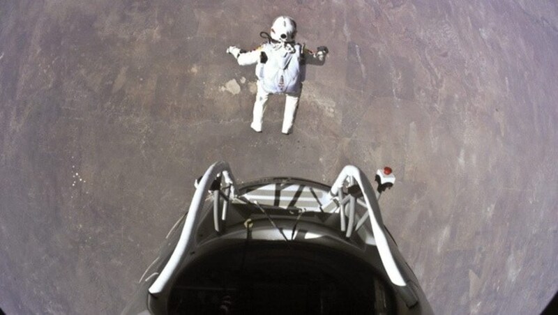 Felix Baumgartner beim Stratosphären-Sprung (Bild: Red Bull Stratos/EPA/picturedesk.com)