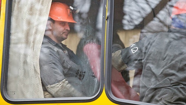 Bergarbeiter in einem Bus nach der Explosion (Bild: AP)