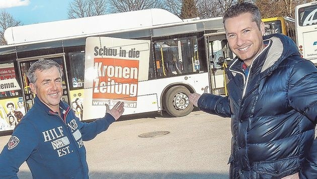 Die Chefs von "progress"-Werbung Fred Kendlbacher (links) und Dominik Sobota mit "Krone"-Buswerbung (Bild: Markus Tschepp)