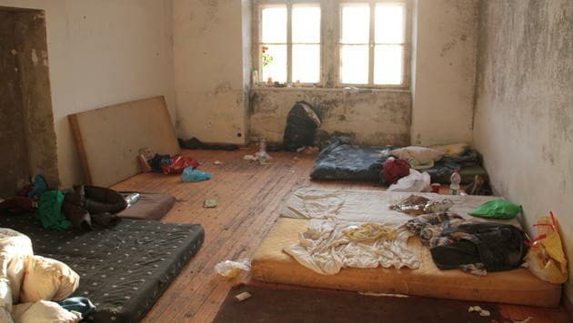 Eines der Zimmer, in denen sich die rumänischen Bettler illegal eingenistet haben. (Bild: Hannes Wallner)