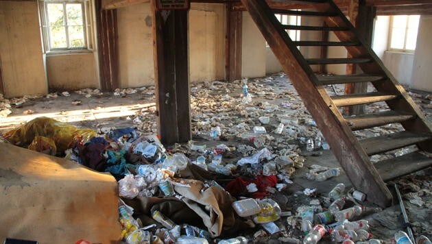 Müllberge sind in den Räumen. (Bild: Hannes Wallner)
