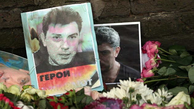Tausende Russen erwiesen dem ermordeten Oppositionspolitiker Boris Nemzow in Moskau die letzte Ehre. (Bild: AP)